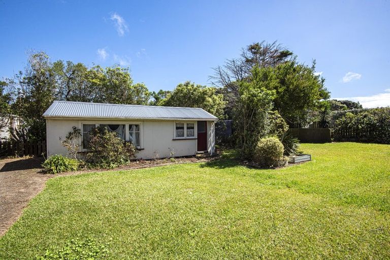 Photo of property in 16 Ripiro Drive, Baylys Beach, Dargaville, 0377