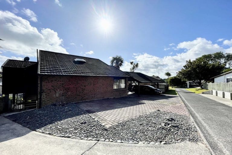 Photo of property in 32 Cron Avenue, Te Atatu South, Auckland, 0610