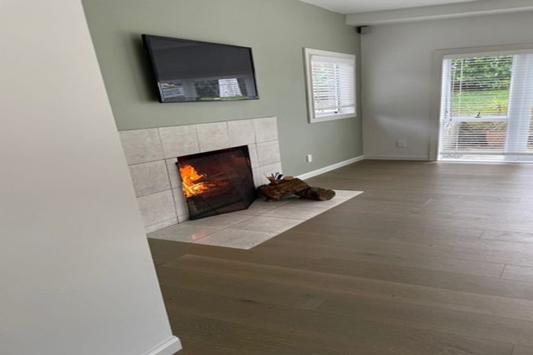 Photo of property in 17 Wernham Place, Northcote, Auckland, 0626