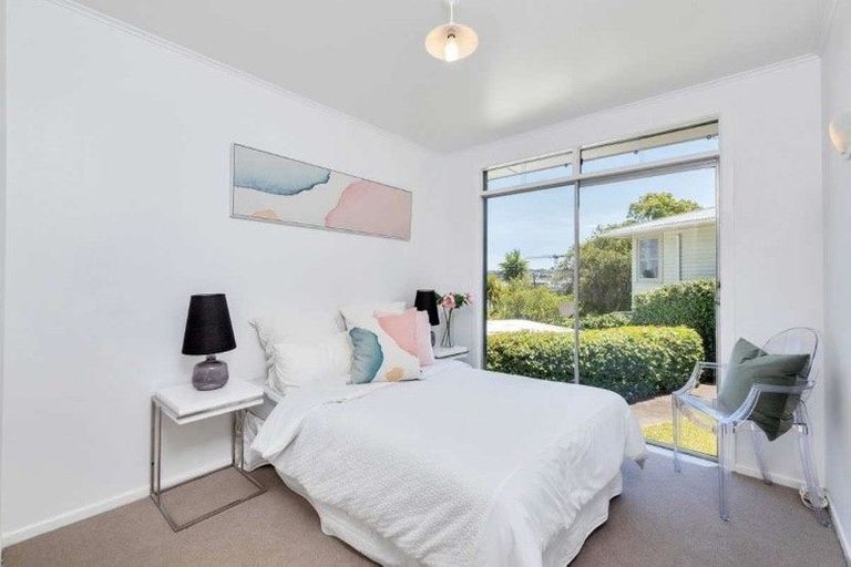 Photo of property in 66 Bond Crescent, Forrest Hill, Auckland, 0620