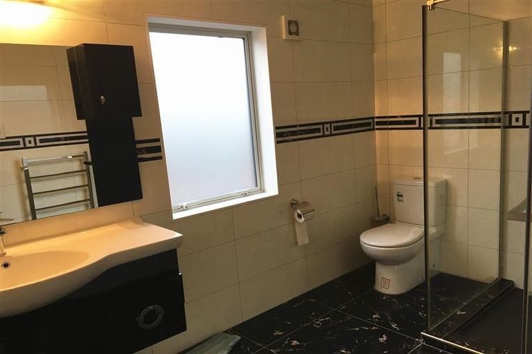 Photo of property in 1 Ballymore Drive, Pinehill, Auckland, 0632