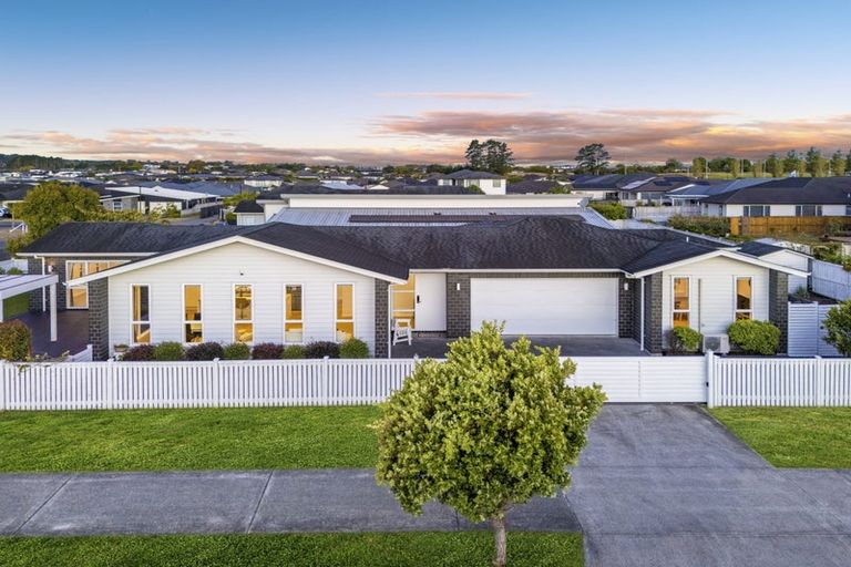 Photo of property in 25 Gilbransen Road, Kumeu, 0810