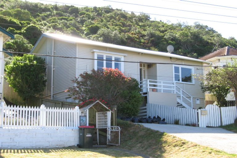 Photo of property in 18 Freeling Street, Island Bay, Wellington, 6023