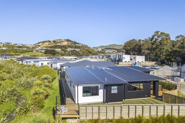 Photo of property in 6 Cartographer Way, Whitby, Porirua, 5024