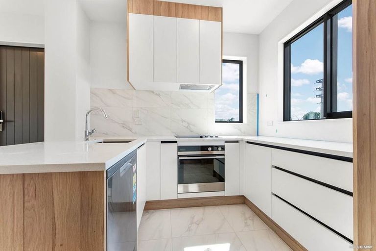 Photo of property in 67a Divich Avenue, Te Atatu South, Auckland, 0610