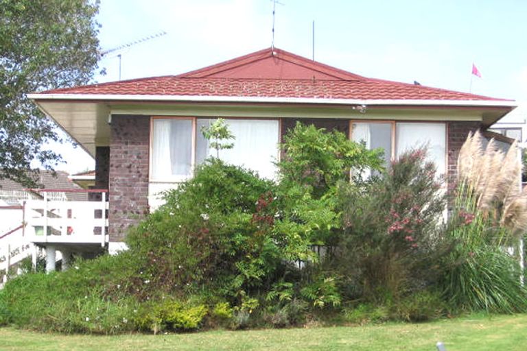 Photo of property in 2/9 Ian Place, Glendene, Auckland, 0602