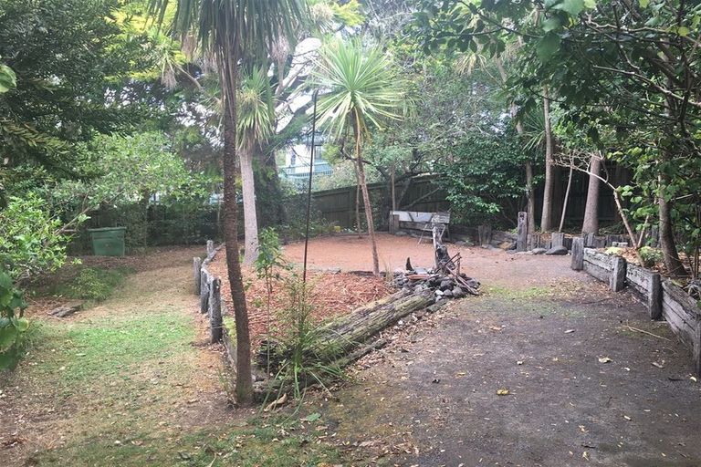 Photo of property in 20 Golf Road, New Lynn, Auckland, 0600