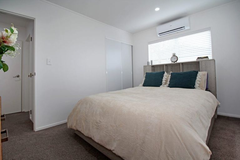 Photo of property in 2 Harbour Lights Close, West Harbour, Auckland, 0618
