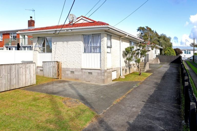 Photo of property in 1/28 Taipari Road, Te Atatu Peninsula, Auckland, 0610