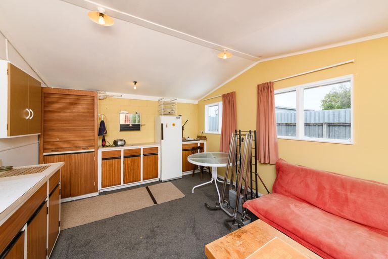 Photo of property in 1 Essex Place, Milson, Palmerston North, 4414