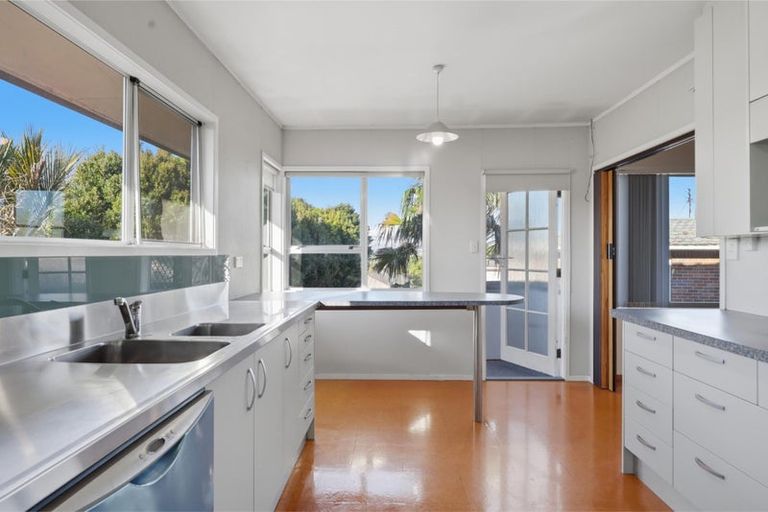 Photo of property in 16 Highlight Parade, Te Atatu South, Auckland, 0610