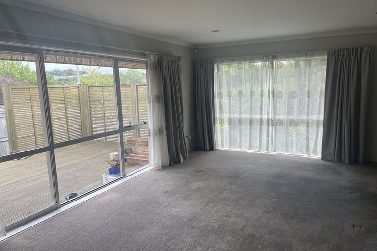 Photo of property in 4 Ravine Lane, Oteha, Auckland, 0632