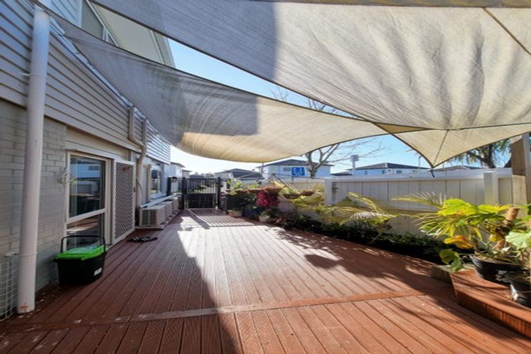 Photo of property in 26 Brashier Circle, Sunnyvale, Auckland, 0612