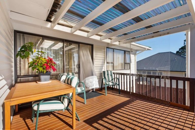 Photo of property in 1/81 Awaroa Road, Sunnyvale, Auckland, 0612