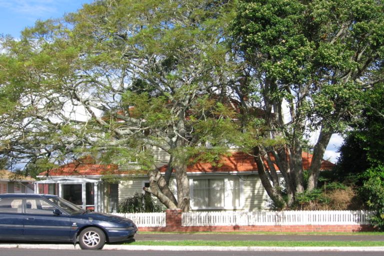 Photo of property in 24 Gloria Avenue, Te Atatu Peninsula, Auckland, 0610