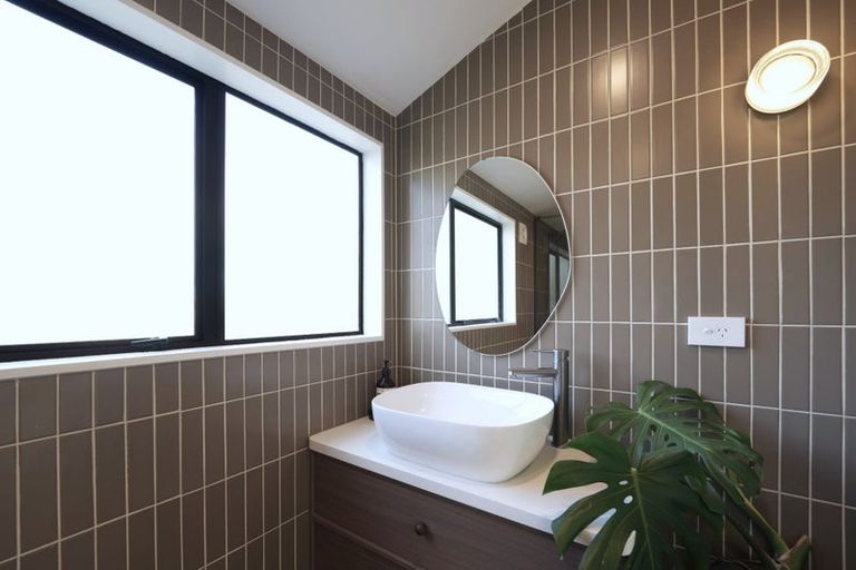 Photo of property in 2 Glendawn Place, Bayview, Auckland, 0629
