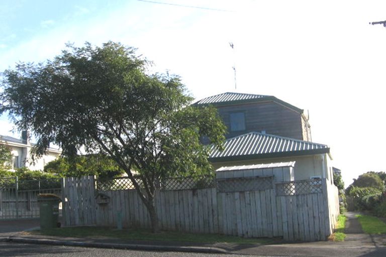 Photo of property in 1/180 Chivalry Road, Glenfield, Auckland, 0629