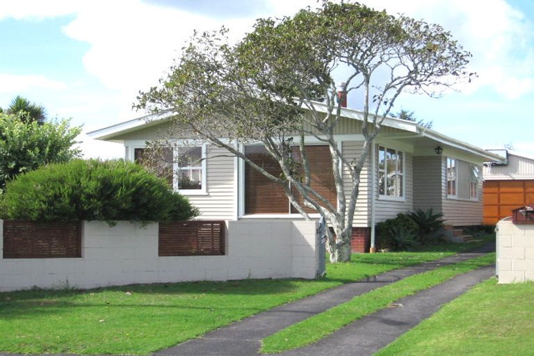 Photo of property in 31 Clinton Avenue, Te Atatu Peninsula, Auckland, 0610