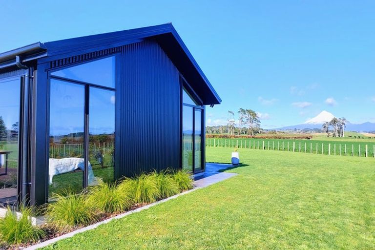 Photo of property in 450 Waitara Road, Huirangi, New Plymouth, 4373