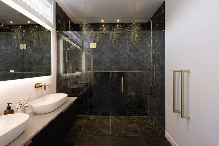 Photo of property in 70 Oak Road, Poraiti, Napier, 4112