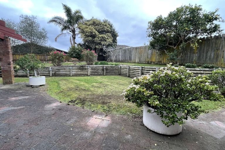 Photo of property in 5 Kookaburra Place, Botany Downs, Auckland, 2010