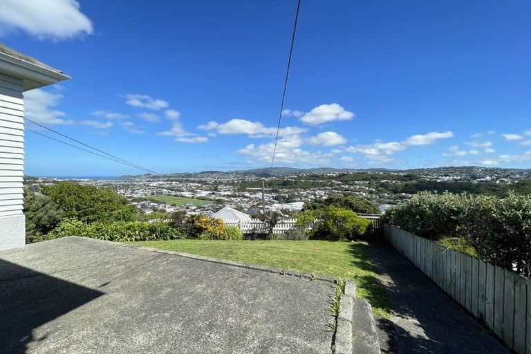 Photo of property in 108 Nevay Road, Karaka Bays, Wellington, 6022