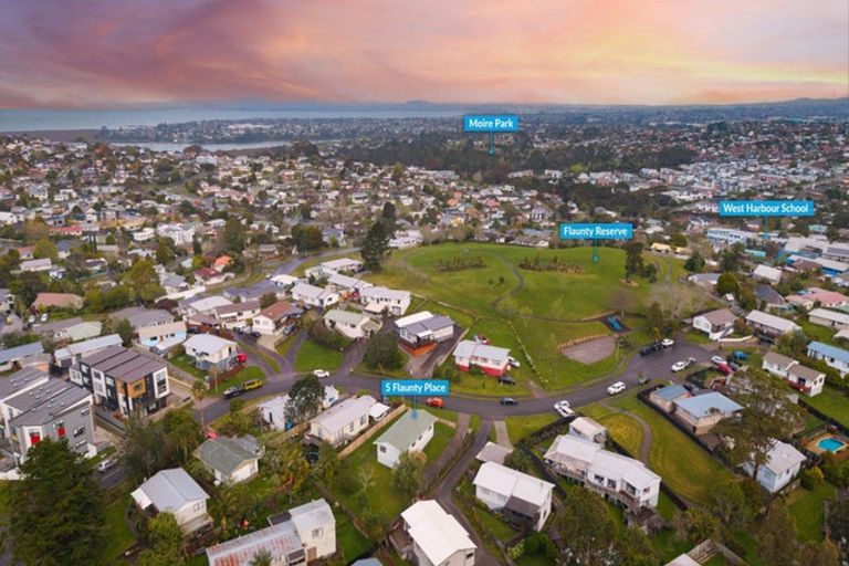 Photo of property in 5 Flaunty Place, West Harbour, Auckland, 0618