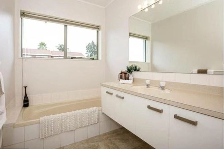 Photo of property in 1 Bridgehead Cove, West Harbour, Auckland, 0618