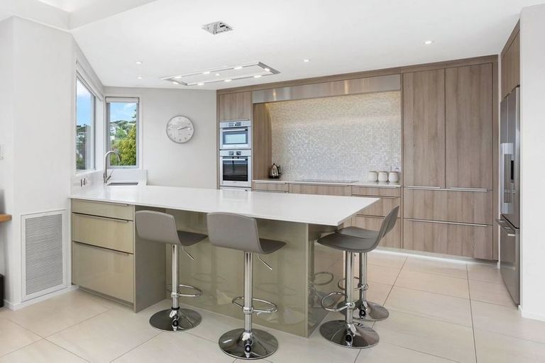 Photo of property in 32 Drayton Drive, Mount Pleasant, Christchurch, 8081