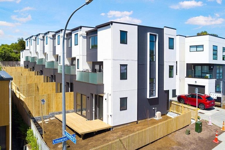 Photo of property in 2/16 Hewlett Road, Massey, Auckland, 0614