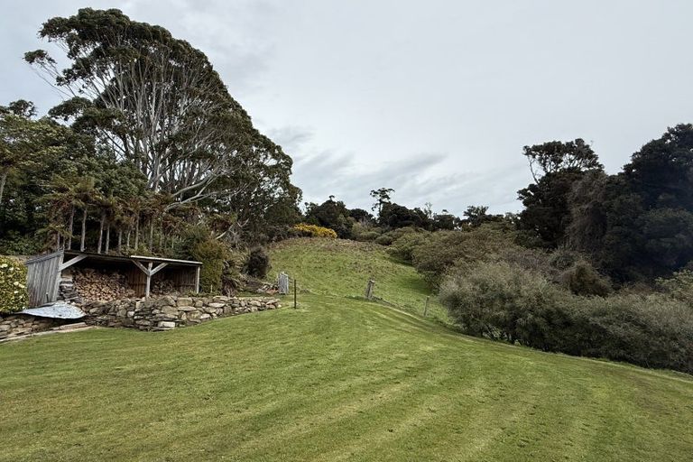 Photo of property in 112 Waikawa Curio Bay Road, Waikawa, Tokanui, 9884