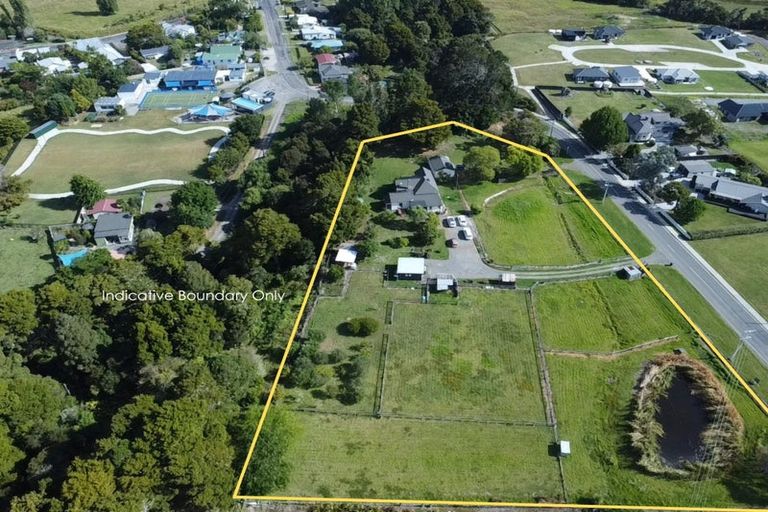 Photo of property in 32 Franklin Road, Paparoa, 0571