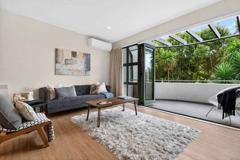 Photo of property in 5/1 Hillcrest Avenue, Hillcrest, Auckland, 0627
