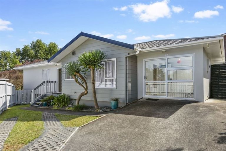 Photo of property in 2/47 Sungrove Rise, Sunnyvale, Auckland, 0612
