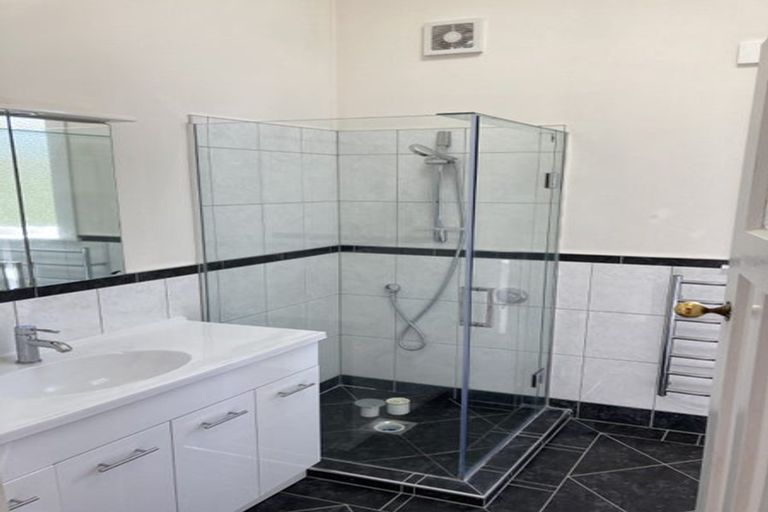 Photo of property in 1/46 Old Lake Road, Narrow Neck, Auckland, 0624