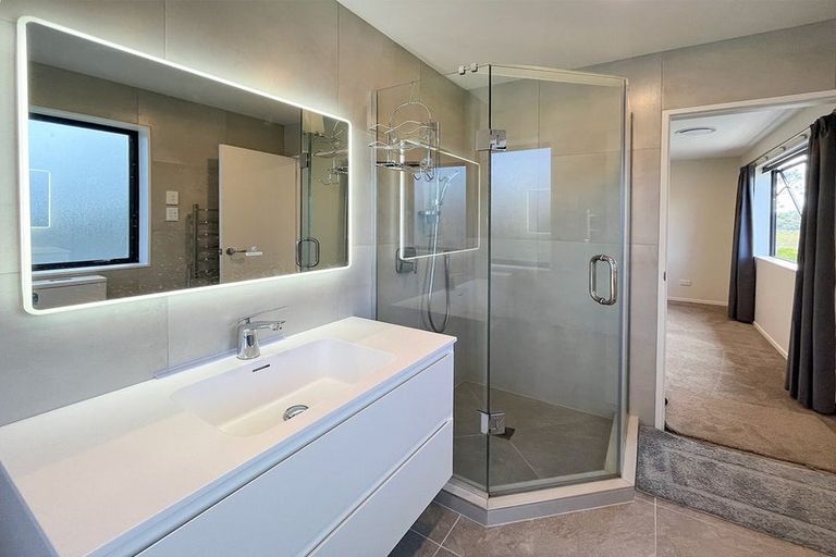 Photo of property in 12a Thomas Avenue, Te Atatu Peninsula, Auckland, 0610