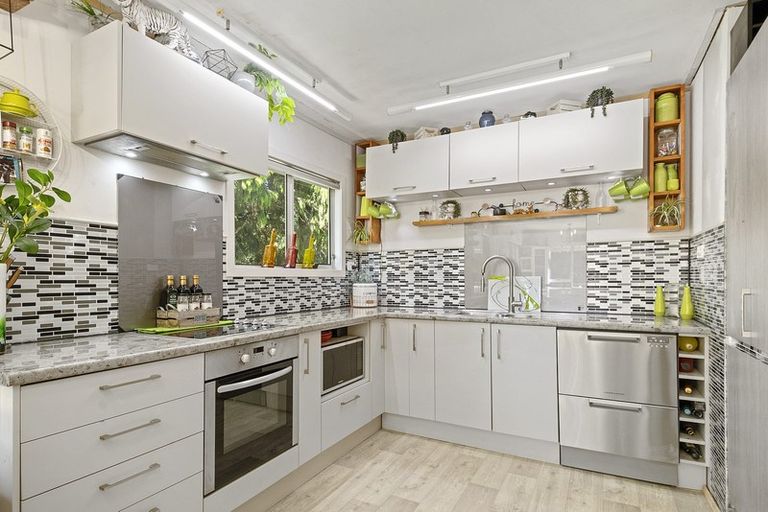 Photo of property in 737 Scenic Drive, Henderson Valley, Auckland, 0612