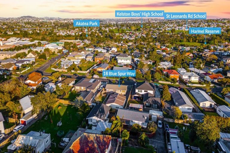 Photo of property in 18 Blue Way, Glendene, Auckland, 0602