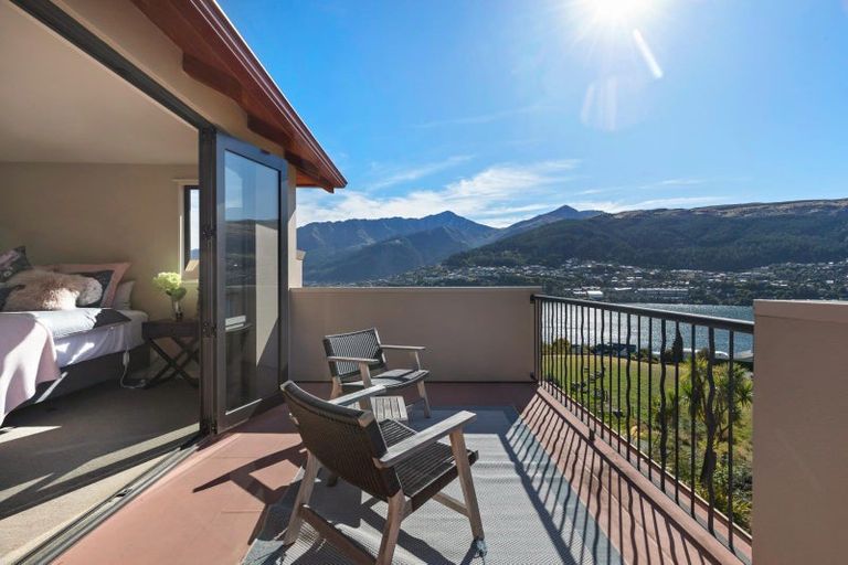 Photo of property in 17 Milward Place, Kelvin Heights, Queenstown, 9300