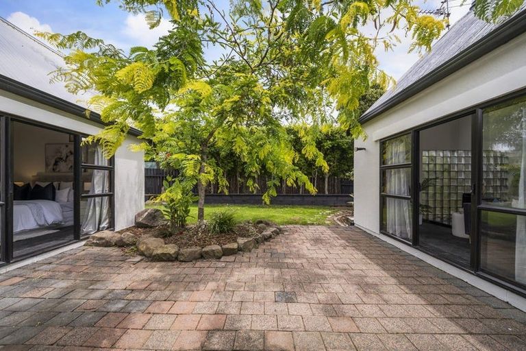 Photo of property in 91 Manhattan Heights, Glendene, Auckland, 0602