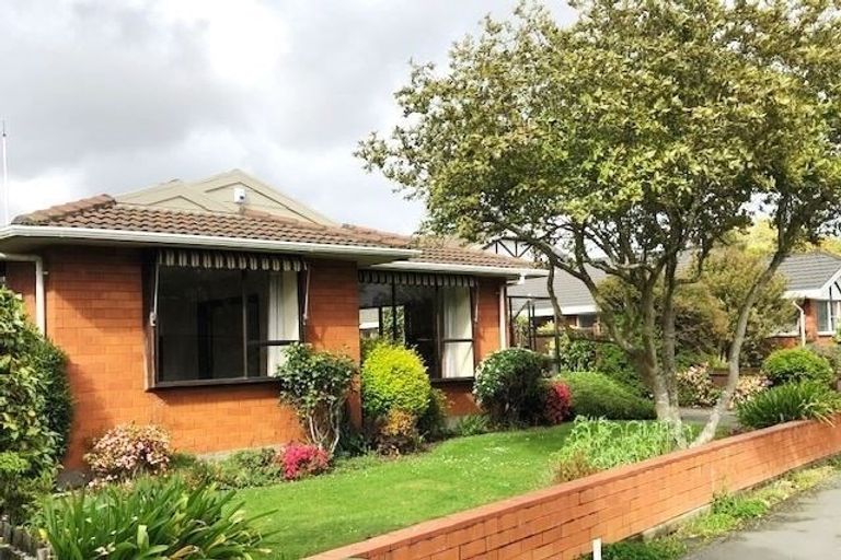 Photo of property in 19 Montclare Avenue, Ilam, Christchurch, 8041