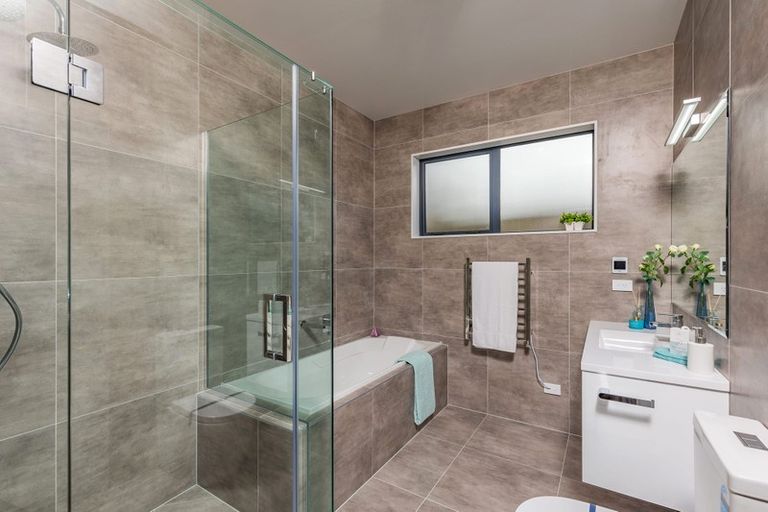 Photo of property in 1 Vintry Drive, Kumeu, 0810