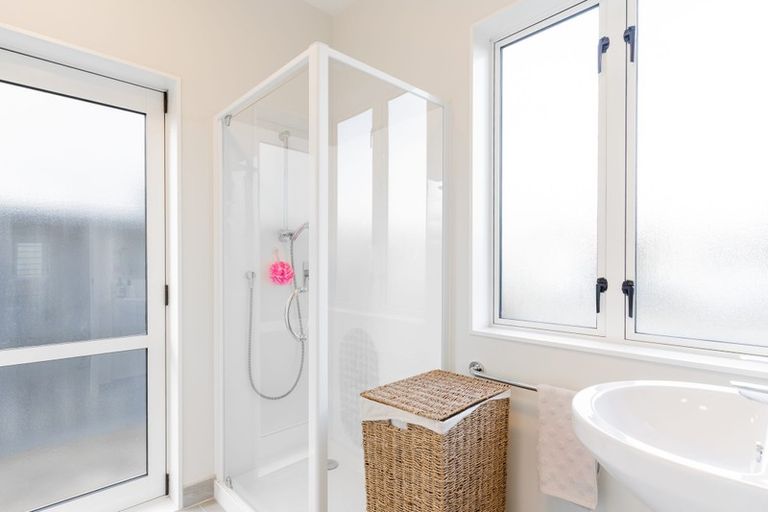 Photo of property in 5 Stitchbird Crescent, Papakura, 2110