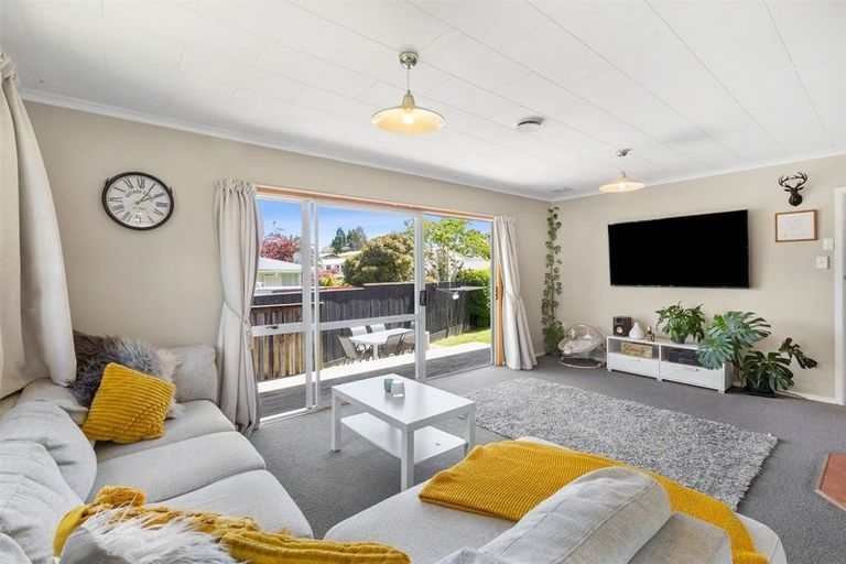 Photo of property in 42 Cumberland Street, Merrilands, New Plymouth, 4312