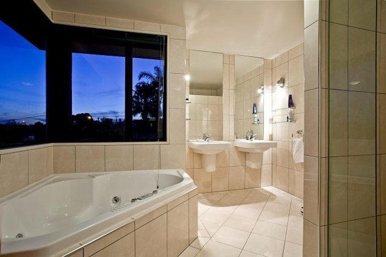 Photo of property in 119 Churchill Road, Rothesay Bay, Auckland, 0630