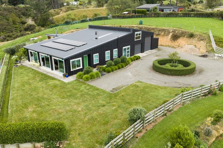 Photo of property in 165 Albert Road, Tokomaru, Palmerston North, 4474