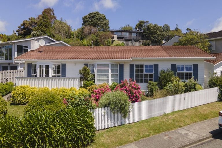 Photo of property in 65 Churton Drive, Churton Park, Wellington, 6037