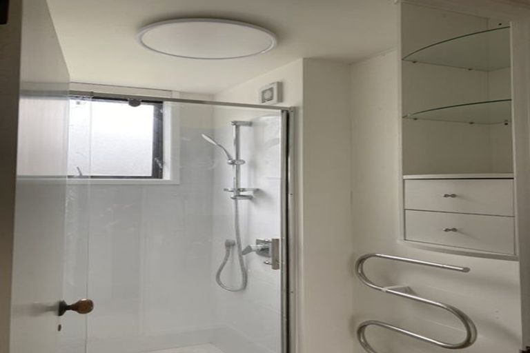 Photo of property in 5/25a Beach Road, Te Atatu Peninsula, Auckland, 0610