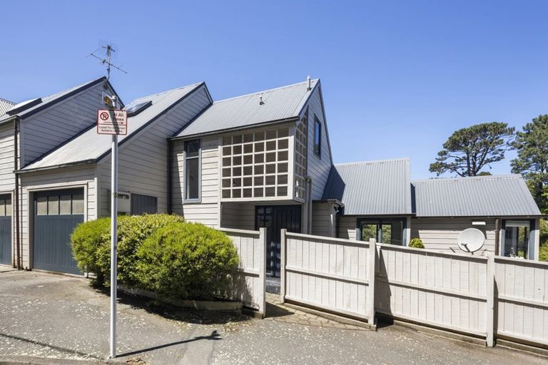 Photo of property in 18 Patanga Crescent, Thorndon, Wellington, 6011