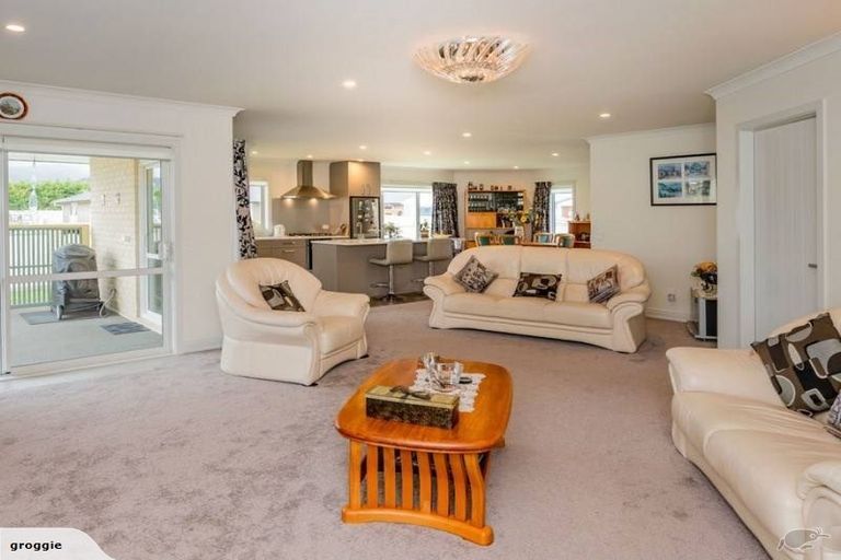 Photo of property in 2 Bridford Way, Paraparaumu, 5032